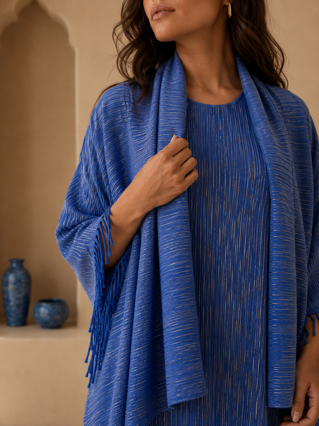 Nayla-Abaya Plissée Élégance – Robe Sans Manches & Kimono à Franges