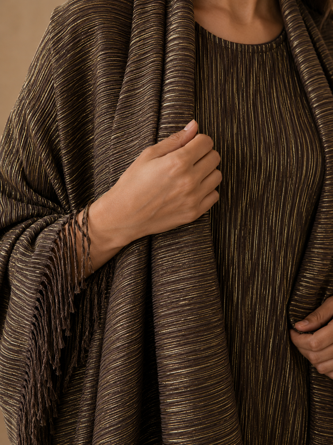 Nayla-Abaya Plissée Élégance – Robe Sans Manches & Kimono à Franges