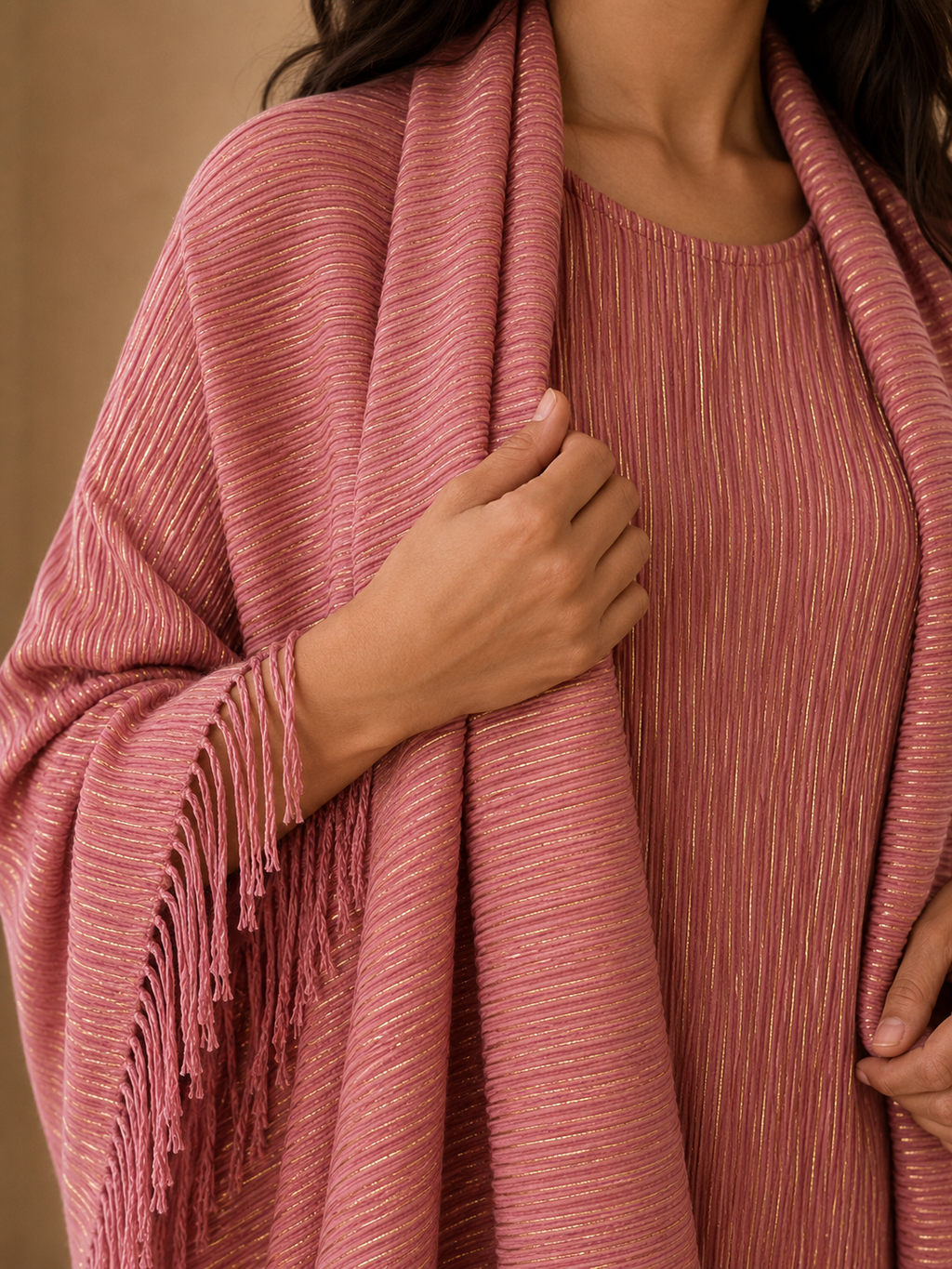 Nayla-Abaya Plissée Élégance – Robe Sans Manches & Kimono à Franges