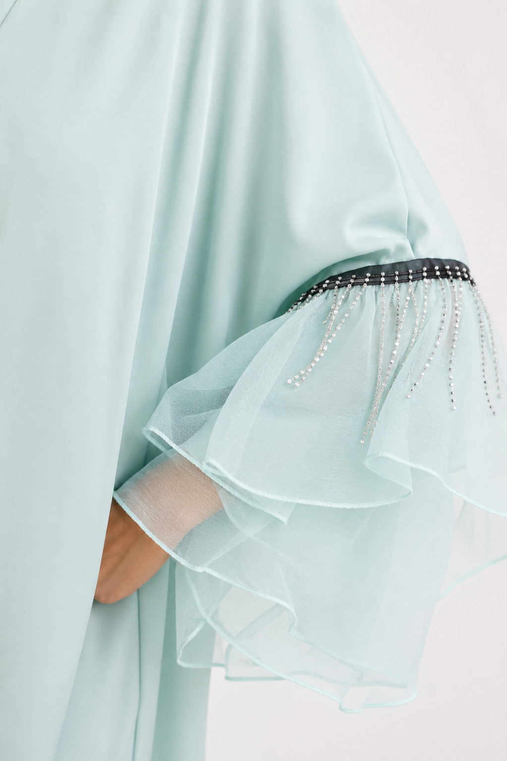 Rym Abaya Élégance – Manches Volantes & Détails Strass
