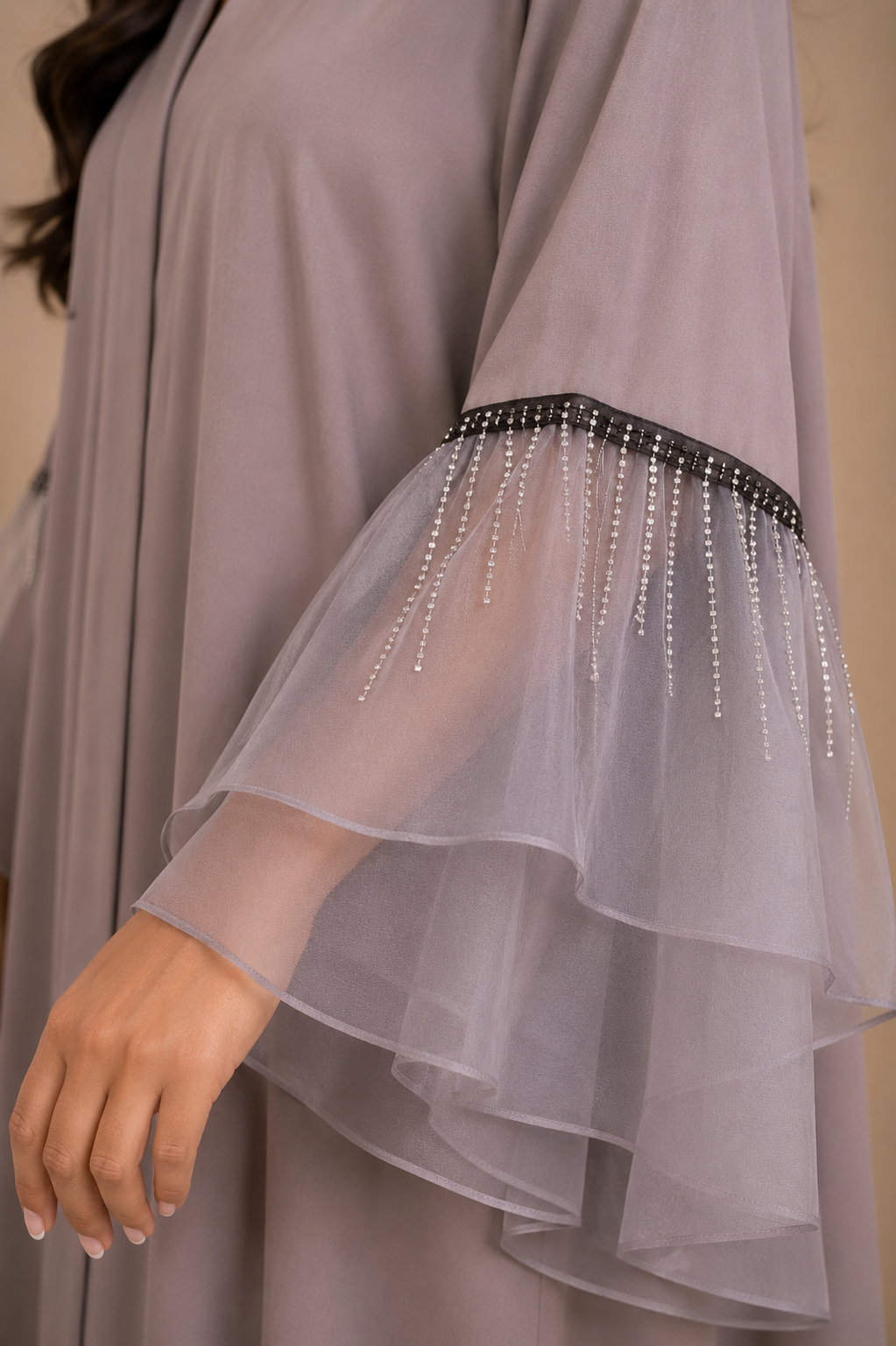 Rym Abaya Élégance – Manches Volantes & Détails Strass