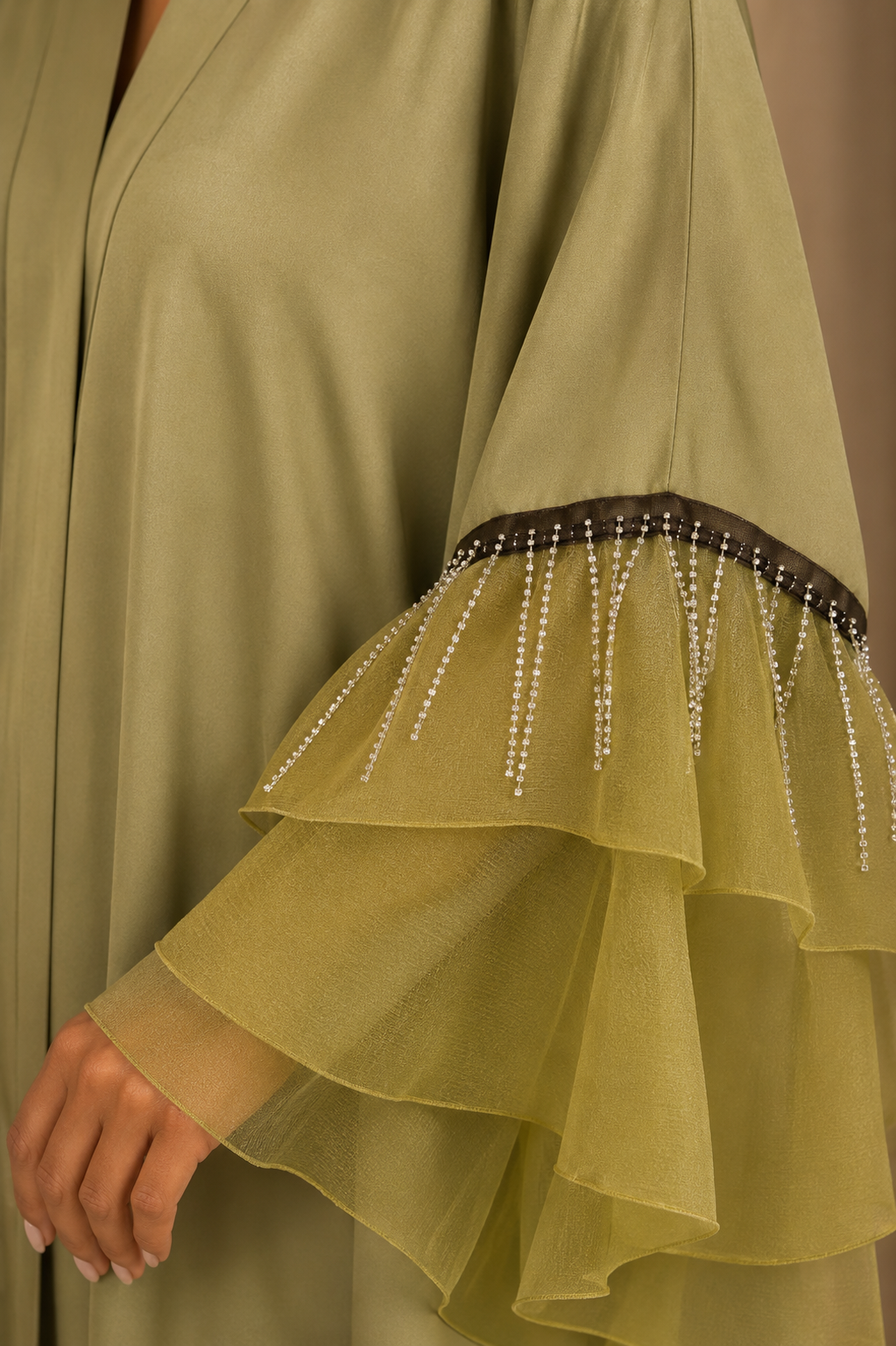 Rym Abaya Élégance – Manches Volantes & Détails Strass