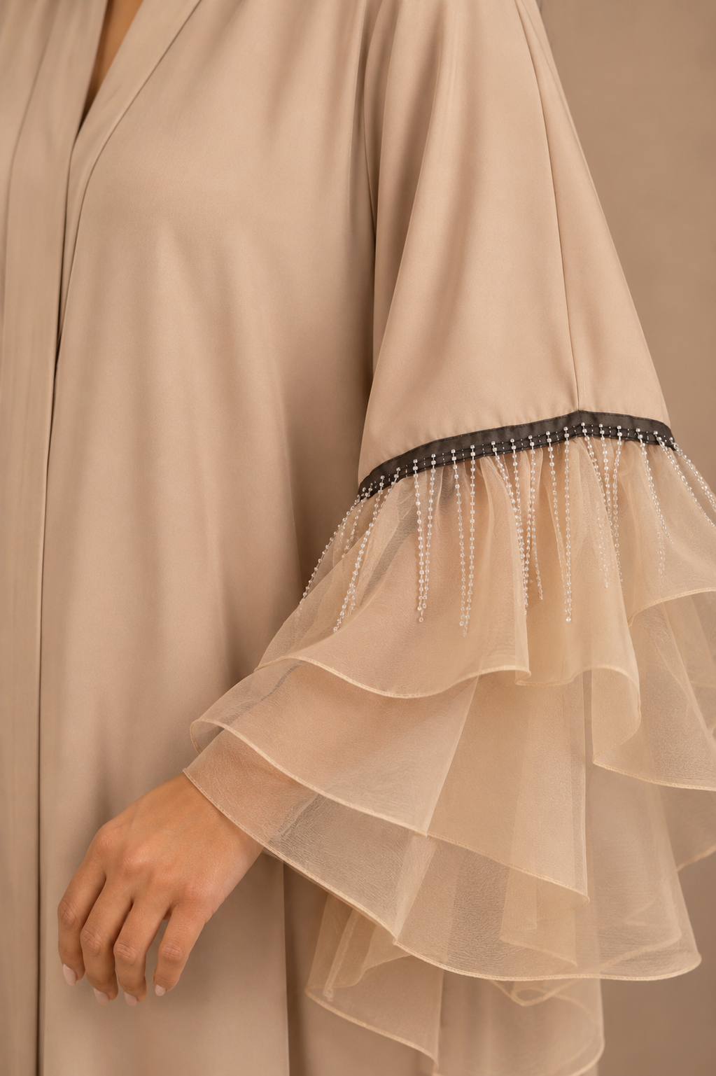 Rym Abaya Élégance – Manches Volantes & Détails Strass